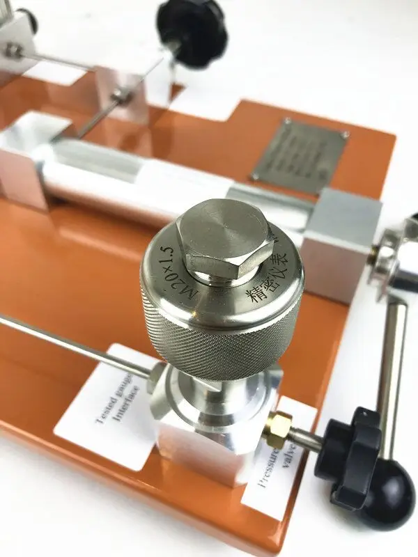 Pressure calibrator/pressure calibration hand pump