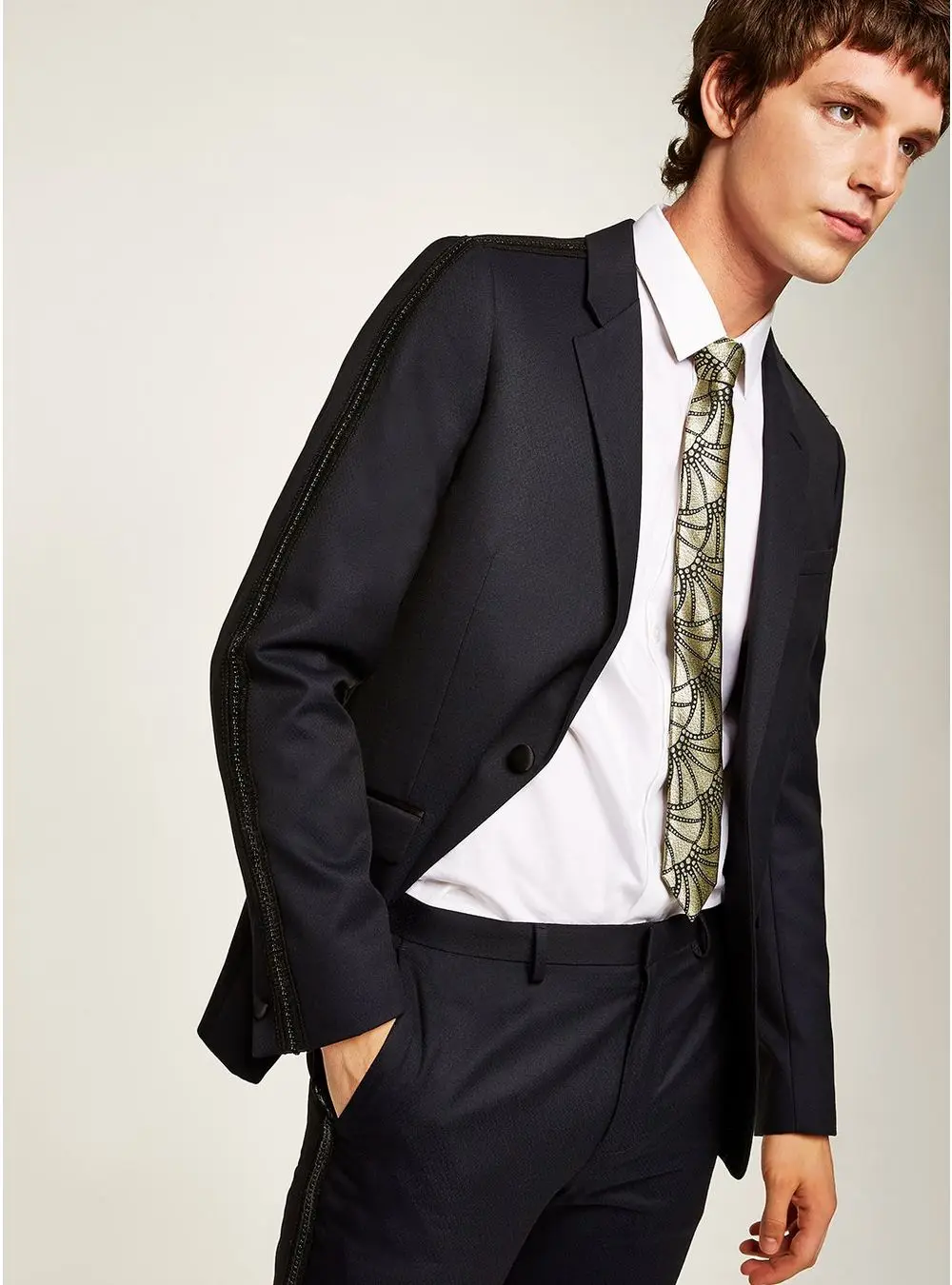 黑色紧身适合西装与侧面录音男士西装