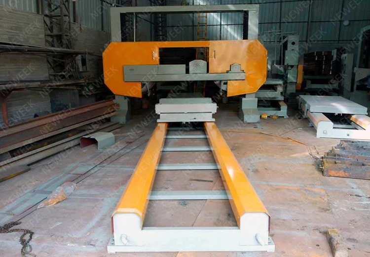 当 卧式木工带锯机正在工作,木材是固定的,轨道是固定在木材上, 锯子