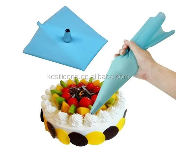piping bag cake decorating
