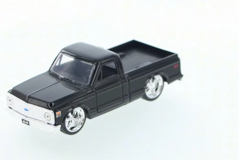 plastic model pickup trucks