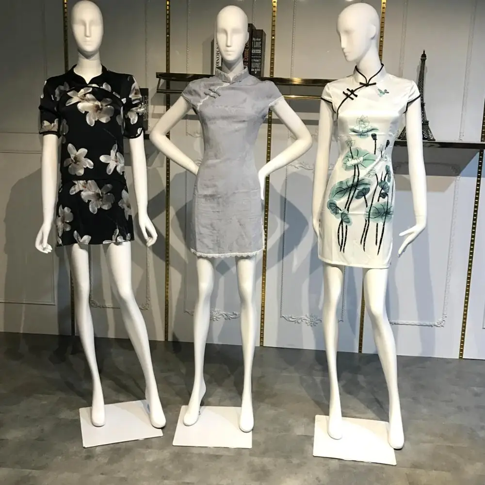 манекены реалистичные женские. красивые манекены. манекен для демонстрации одежды. демонстрация манекена. динамичная витрина.