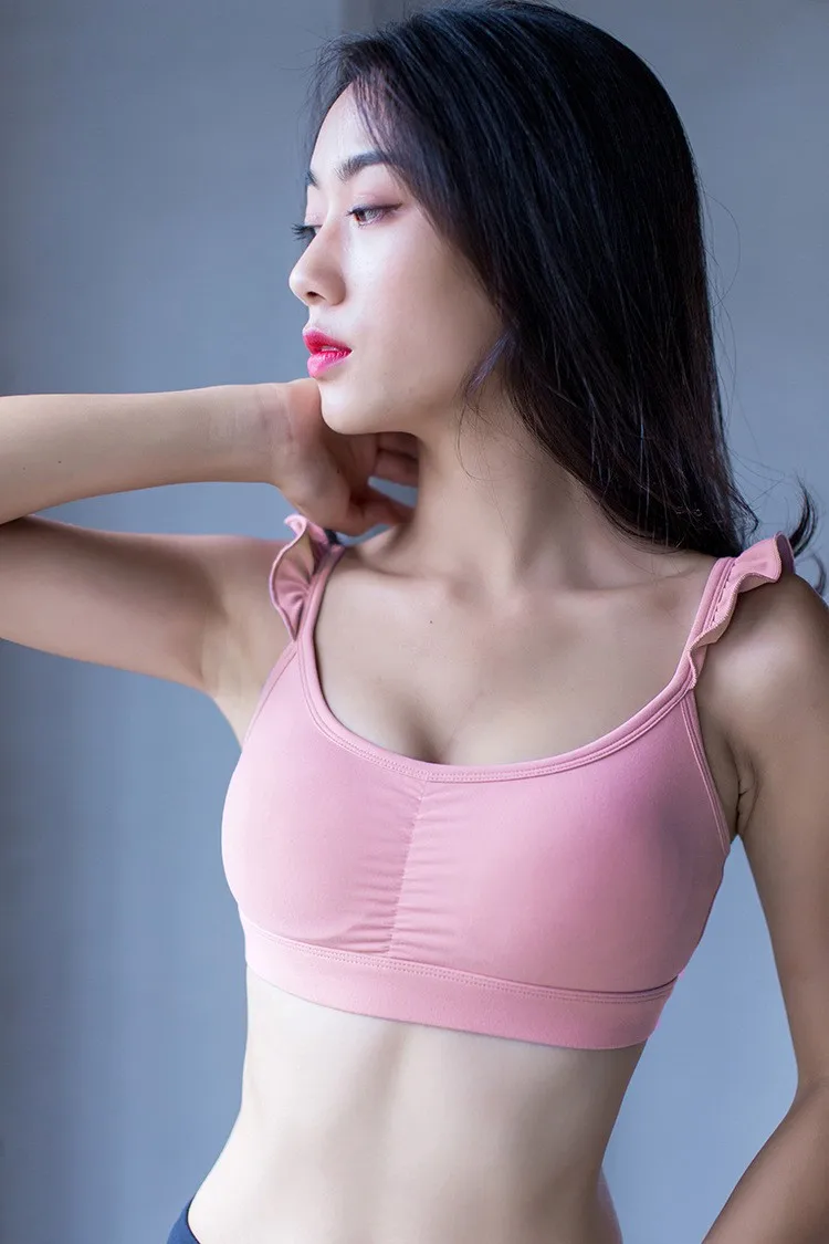 China Wanita melekakan gadis seksi memakai bra yoga top sexy strappy custom  core aktif sports bra factory and supplier