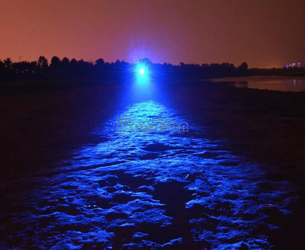 Фонари синий свет. Налобный фонарь с синим светом для рыбалки. Фонарь с синим лучом. Фонарик с синим светодиодом для рыбалки ночью. Мощный свет налобного фонаря в воду ночью.