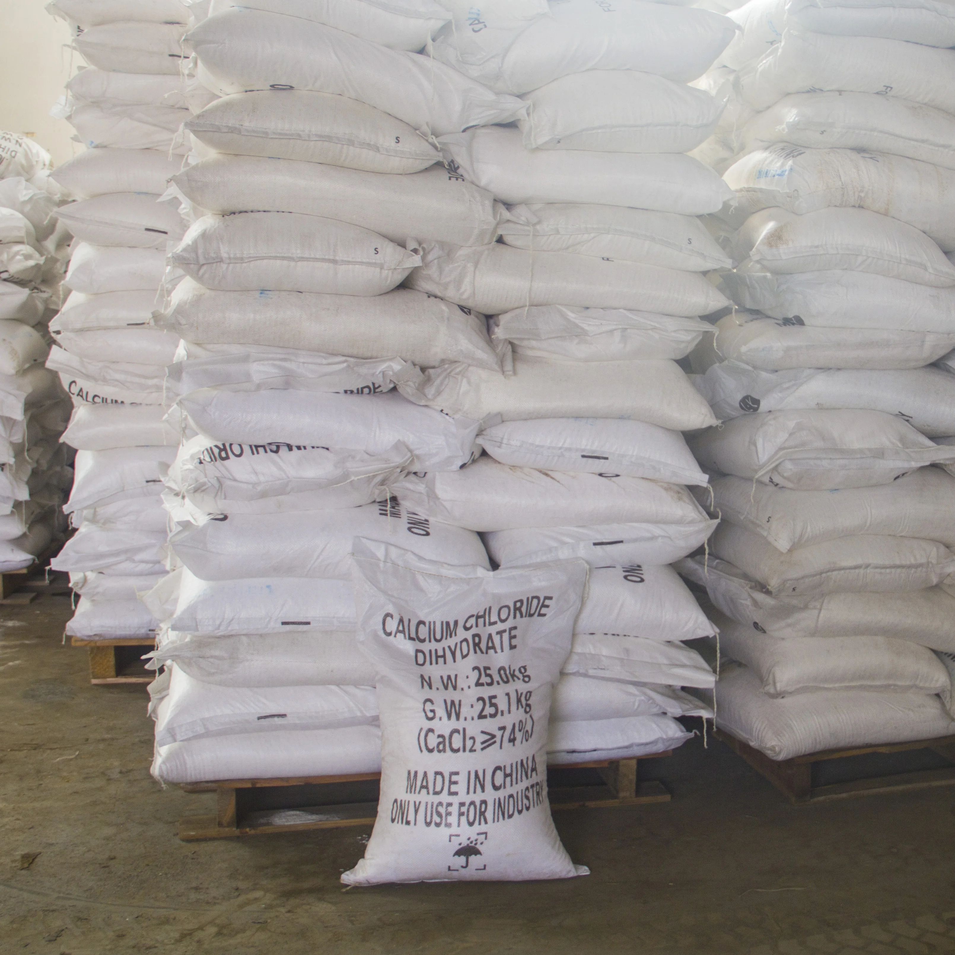 Hot selling flake calcium chloride 74% factory in china
