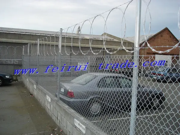 hot dipped galvanized chain link fence.jpg