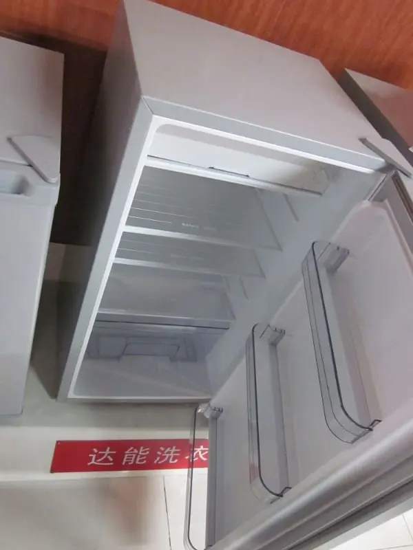 92L refrigerator interior.jpg