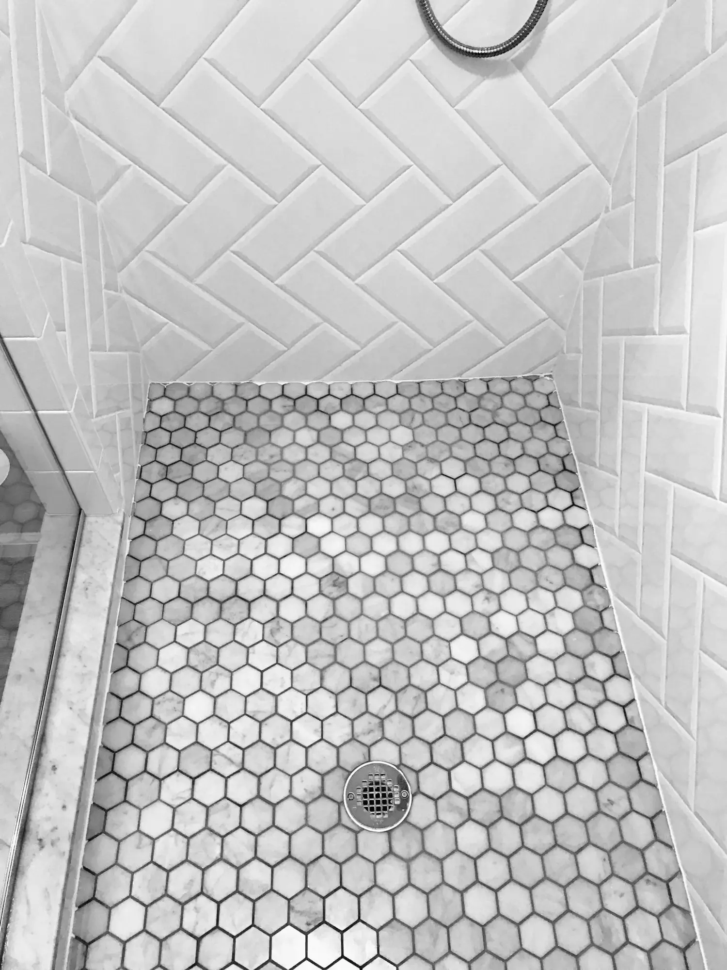 Плитка пол в душе. Ванная плитка Hexagon Grey. Гексагон душевая плитка. Поддон из мозаики. Поддон в душевую из мозаики.