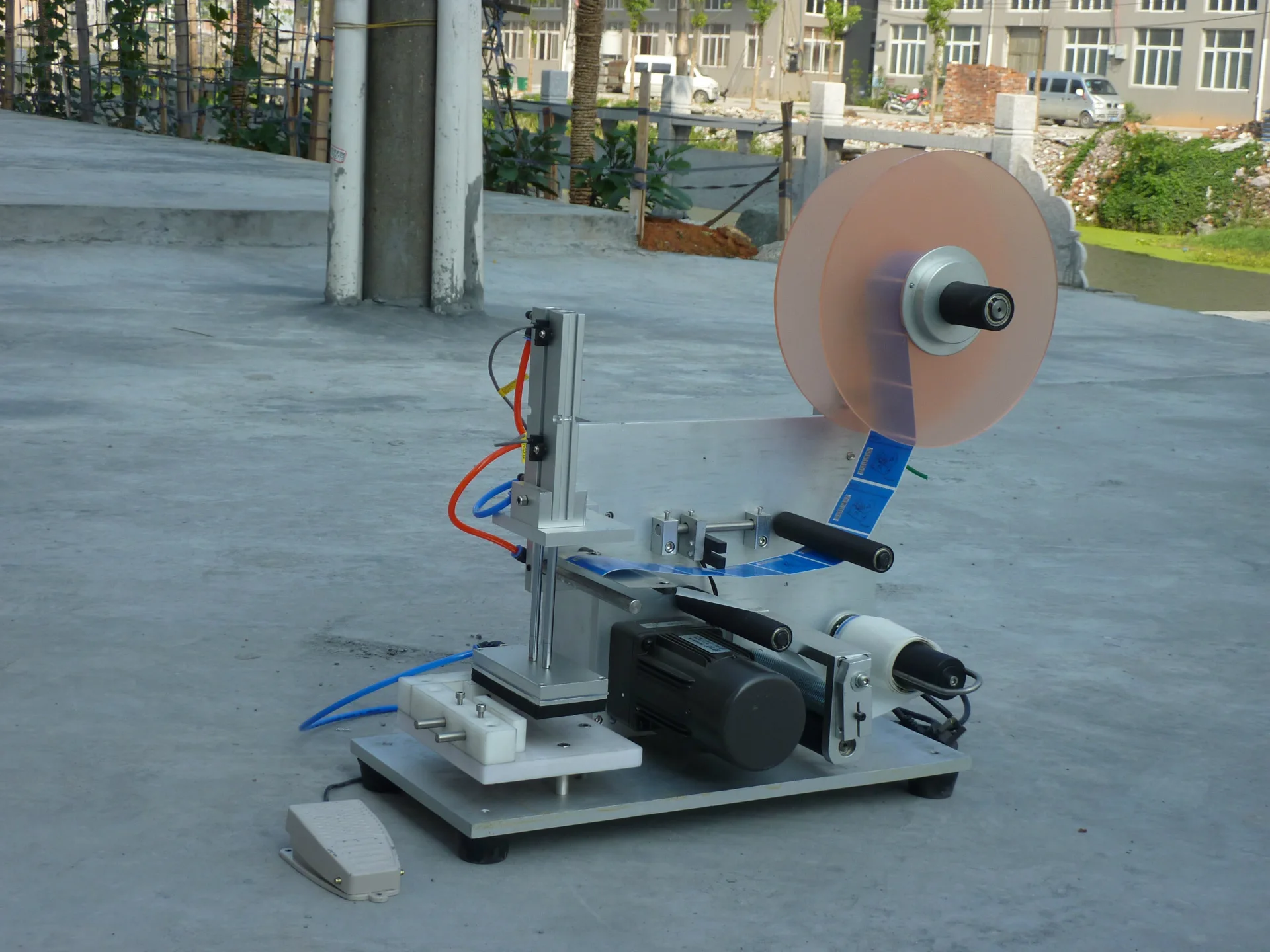 flat labeling machine