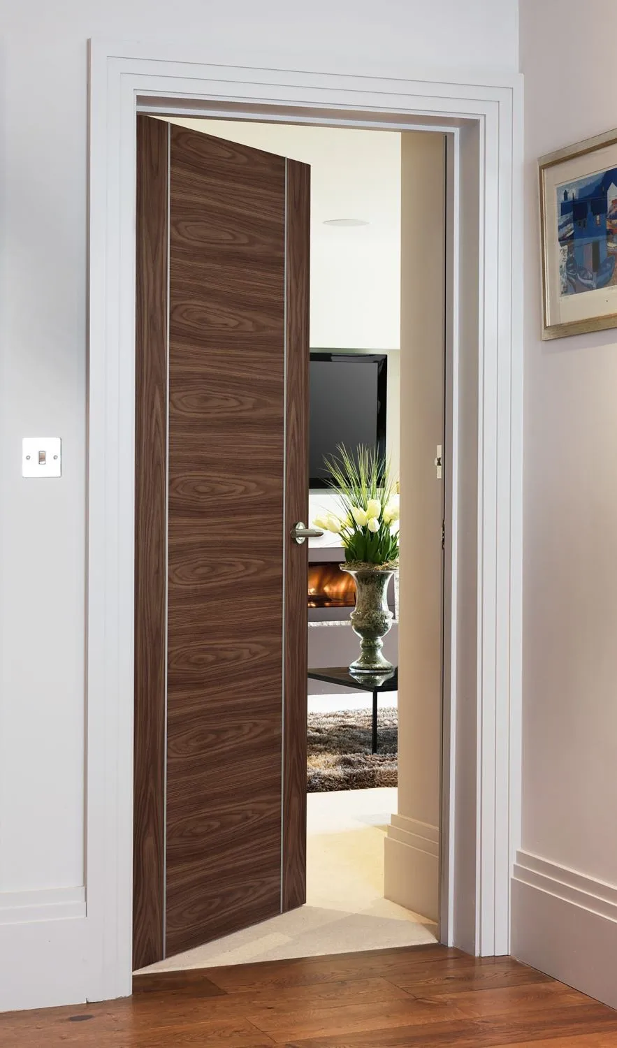 带拉丝铝嵌体的森林明亮的内部核桃冲洗门