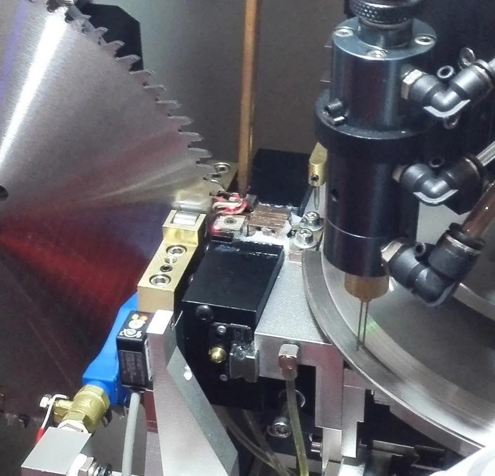 Robot Tipping Brazing Machine With Automatic Feeding Saw Blade Device