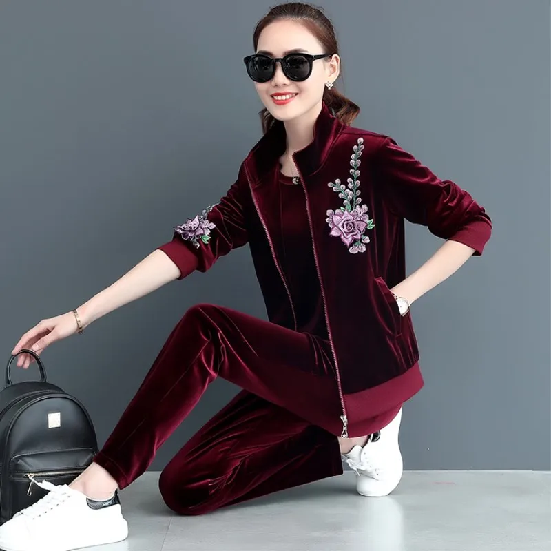 woman sport tracksuit 3 .jpg