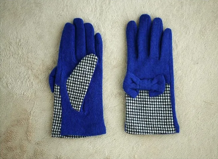 Lady's woolen gloves with butterfly