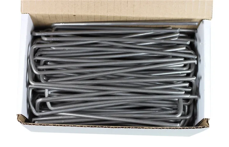 U образные гвозди для искусственной травы. Макросъемка предметов. Скобы для крепления искусственного газона. Колышки для искусственного газона. Грустные гвозди.