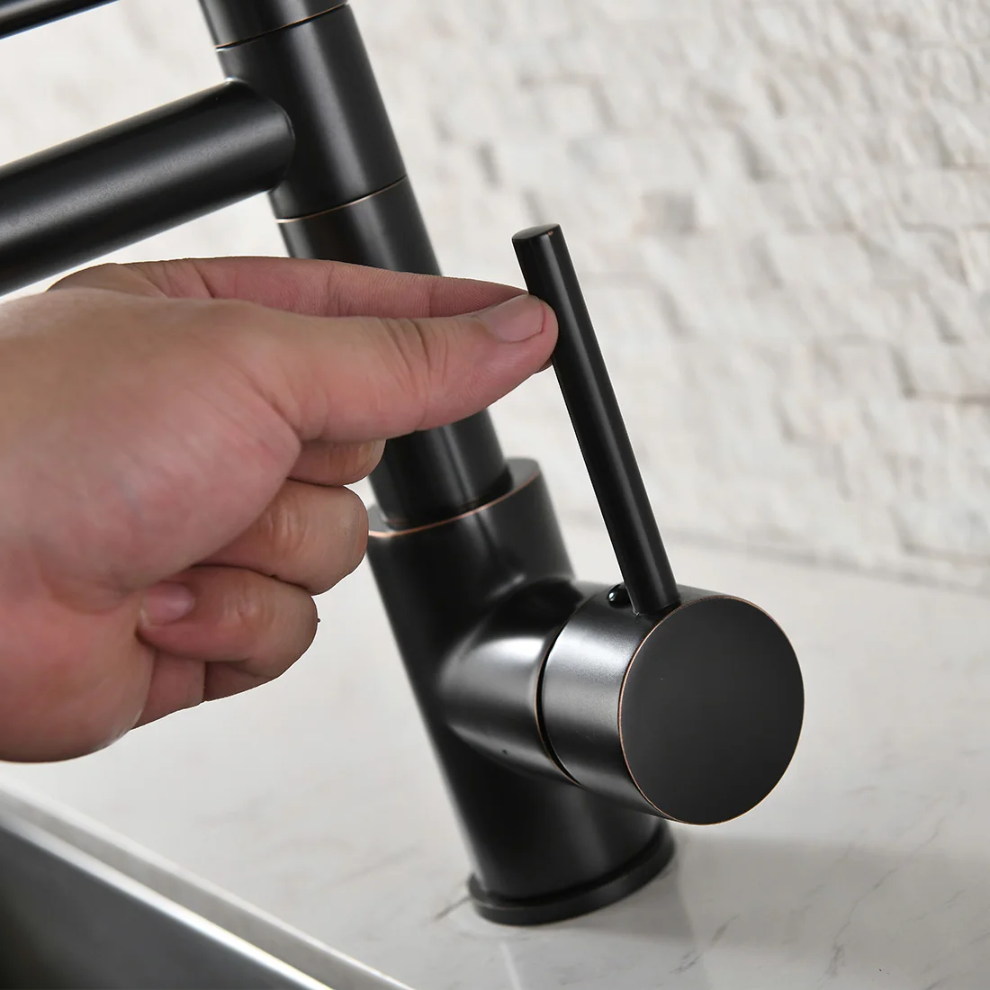 Single-Handle Pull-Down Sprayer Kitchen Faucet in Matte Black