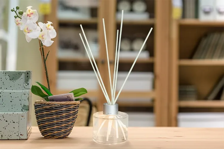 Как изготовить диффузор. Диффузор Reed Diffuser. Аромадиффузор в интерьере. Аромадиффузор с палочками. Аромадиффузор с палочками в интерьере.