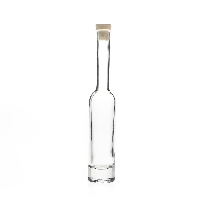 узкая высокая бутыль. длинная бутылка. узкая бутылка. бутылка водочная 0,7 screw cap. дизайнерские бутылки.