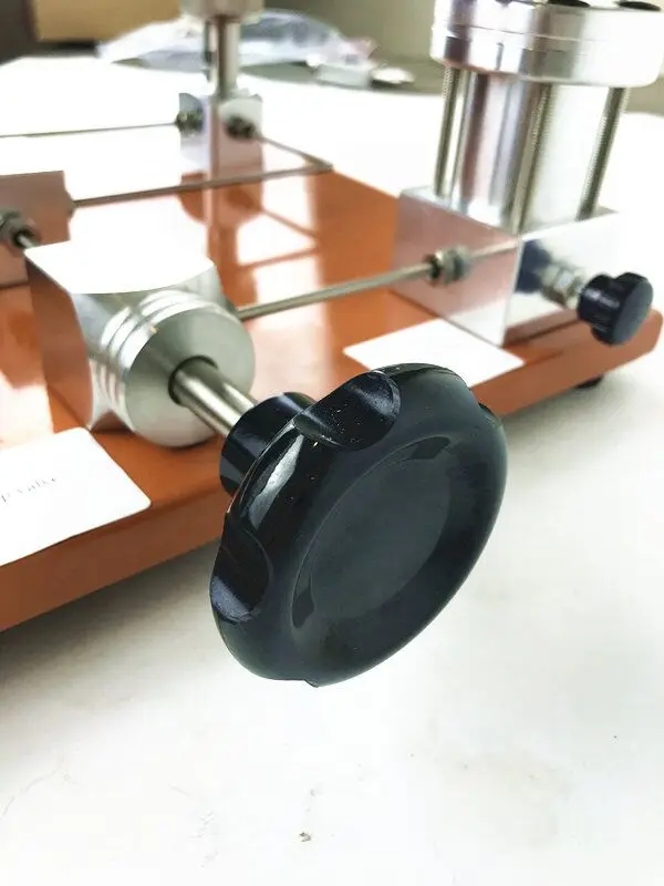Pressure calibrator/pressure calibration hand pump