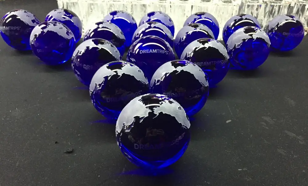 受欢迎的喷砂水晶地球中心与平底