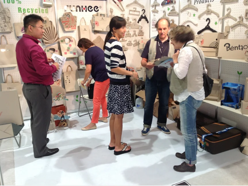 Custom Color Cardboard Clothes Hanger 35Cm Size Paper Hanger For Garment Usage