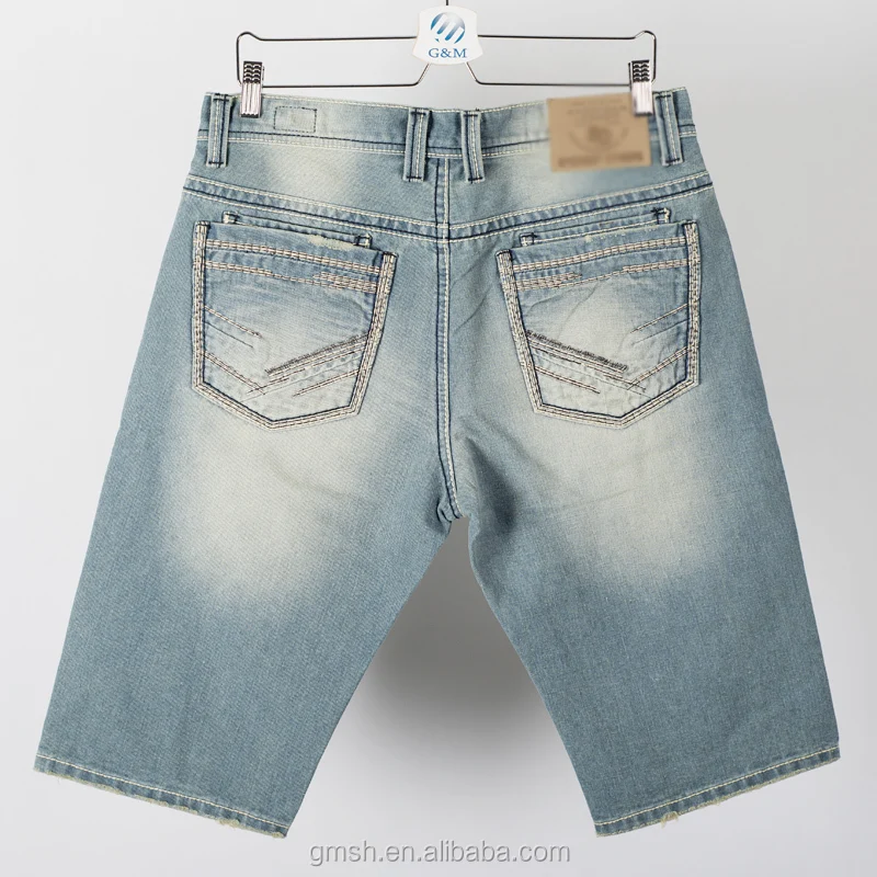 pantalones por encima de la rodilla