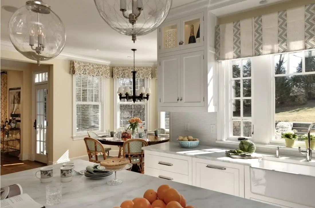 Кухня в классическом стиле с панорамными окнами