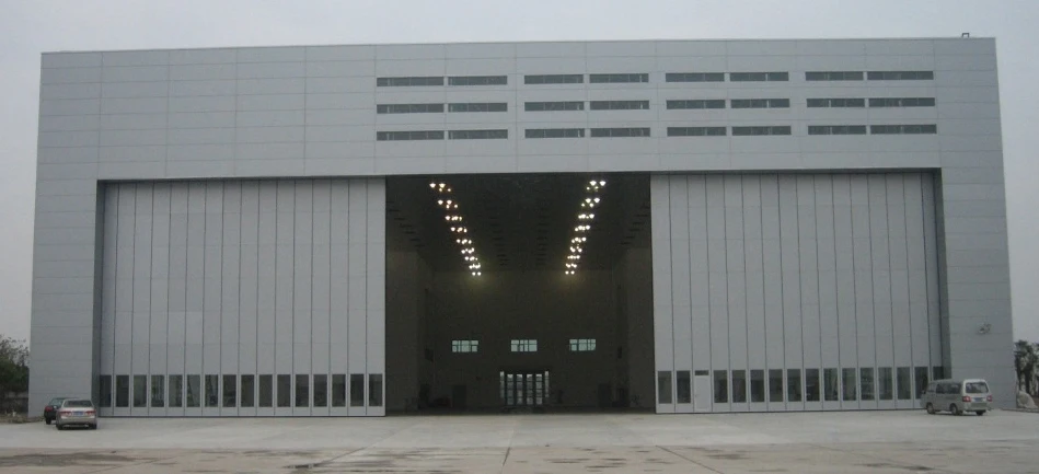 Automatic sliding aircraft hangars doors