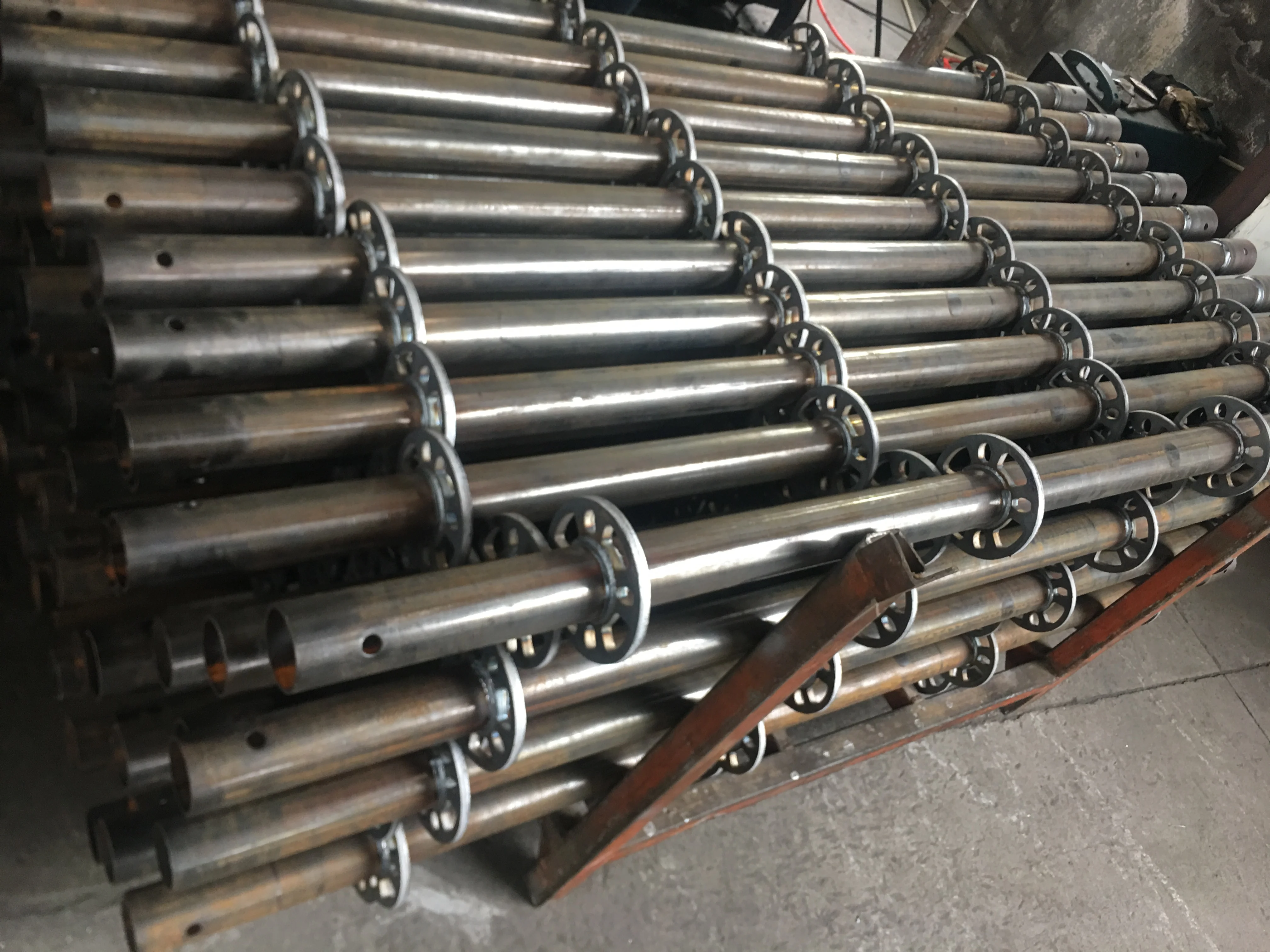 高承载能力钢模板伸缩柱