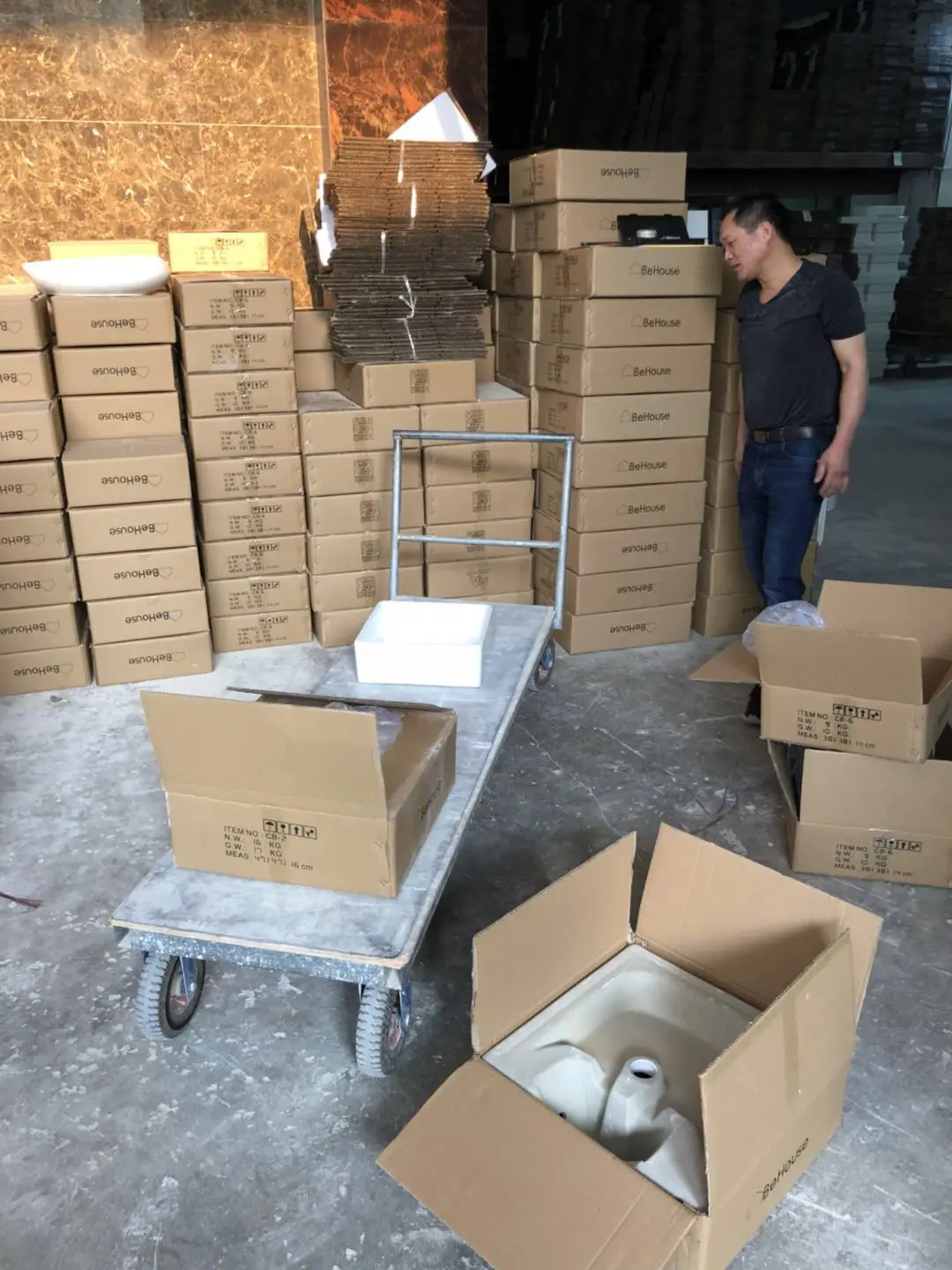 Ceramic hotel bathroom wc outside wall small wc hung basin sink