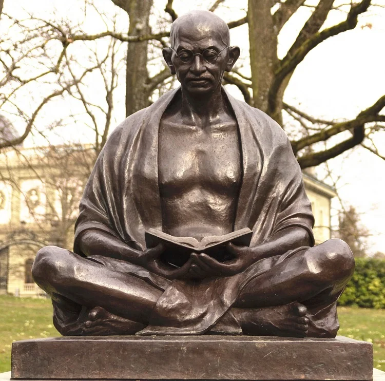 着名的生命大小金属雕塑青铜圣雄甘地雕像