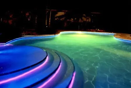 Creativo diseño de la piscina de natación, fibra optica grupo de ...