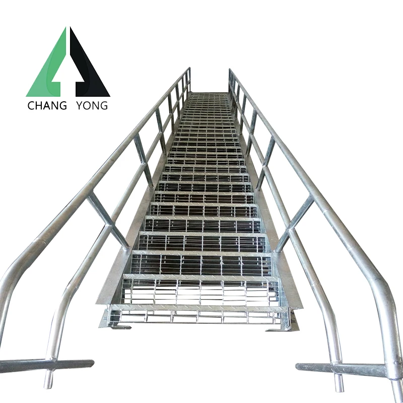 Ступеньки решетки. Решетчатая лестница. Решетчатая лестница металлическая. Решетка для ступенек. Металлические стремянок лестничные решетки.