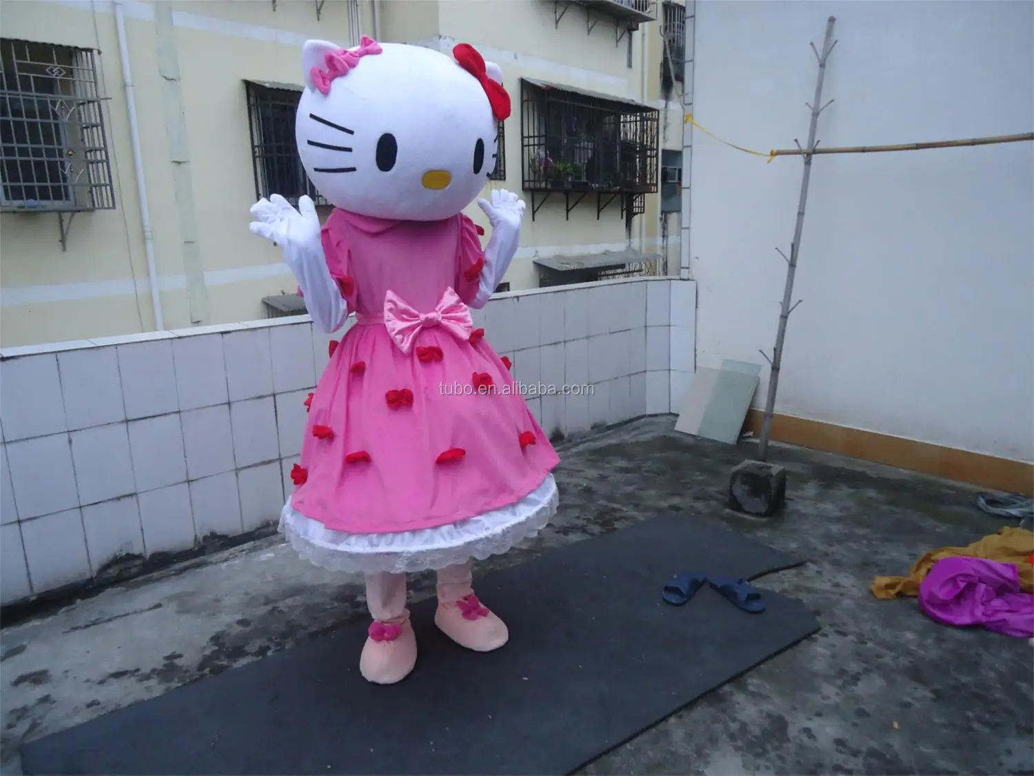 Костюм hello kitty. Костюм Хеллоу Китти. Хеллоу Китти в костюмчике. Hello Kitty платье для взрослых. Наряд Хелло Китти для взрослых.