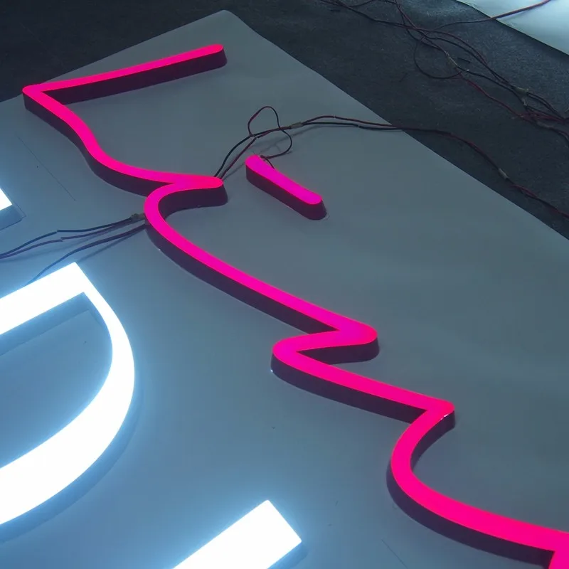 弯曲机制作丙烯酸面部照明迷你字母