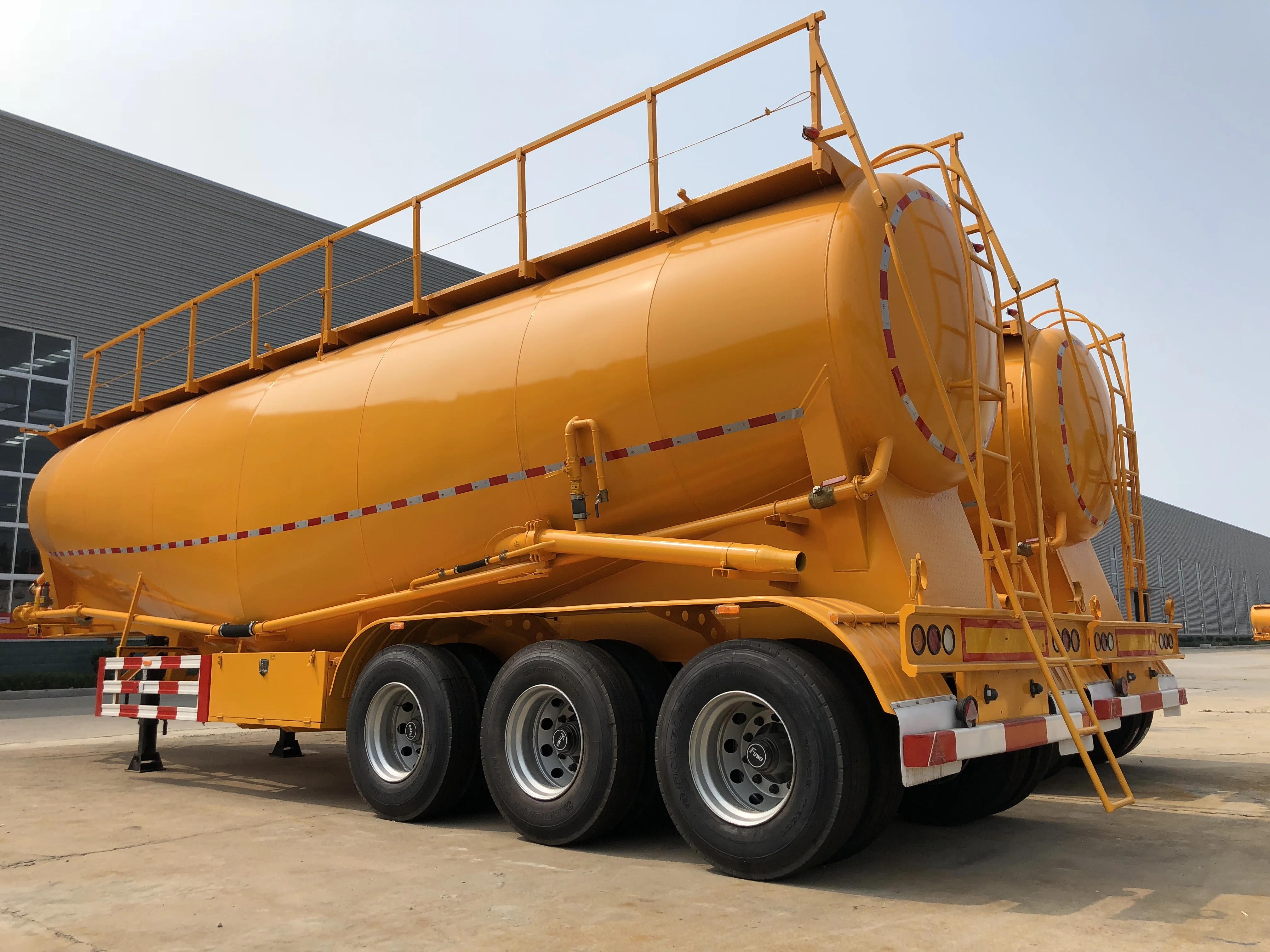 中国2 轴 60 吨容量二手散装粉末气动水泥罐车半挂车出售