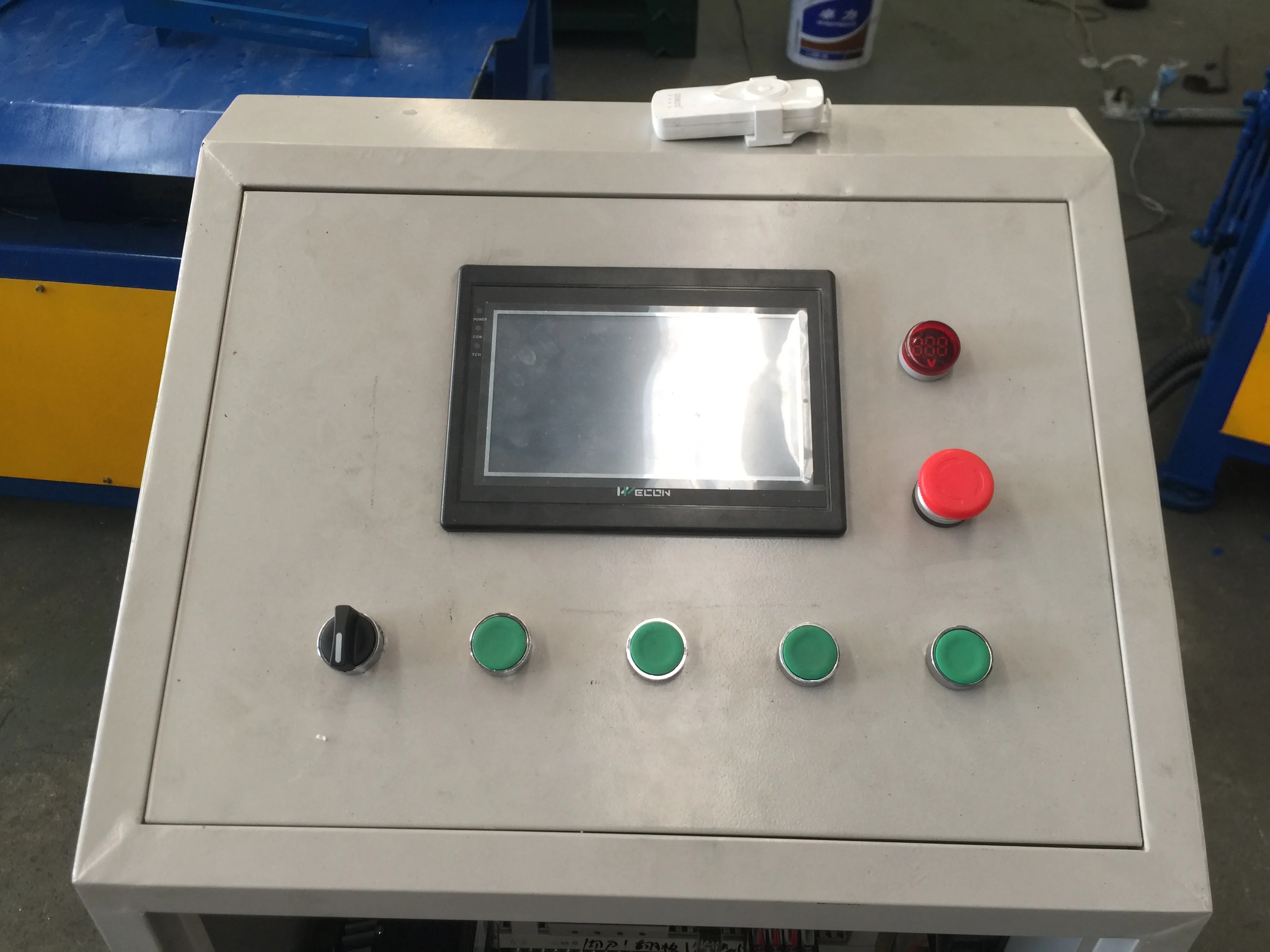 3.0 meters Africa chain link cyclone mesh automatic cutting machine.JPG