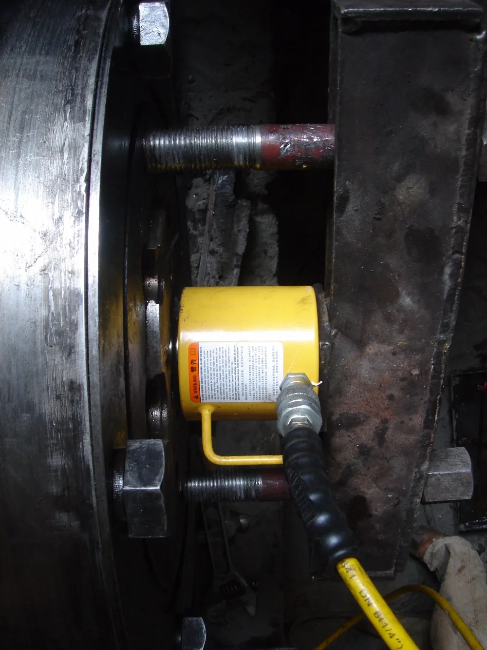 Low Height Hydraulic Cylinder ( for use of repairing and disassembling the reduction gear in cement plant ).JPG