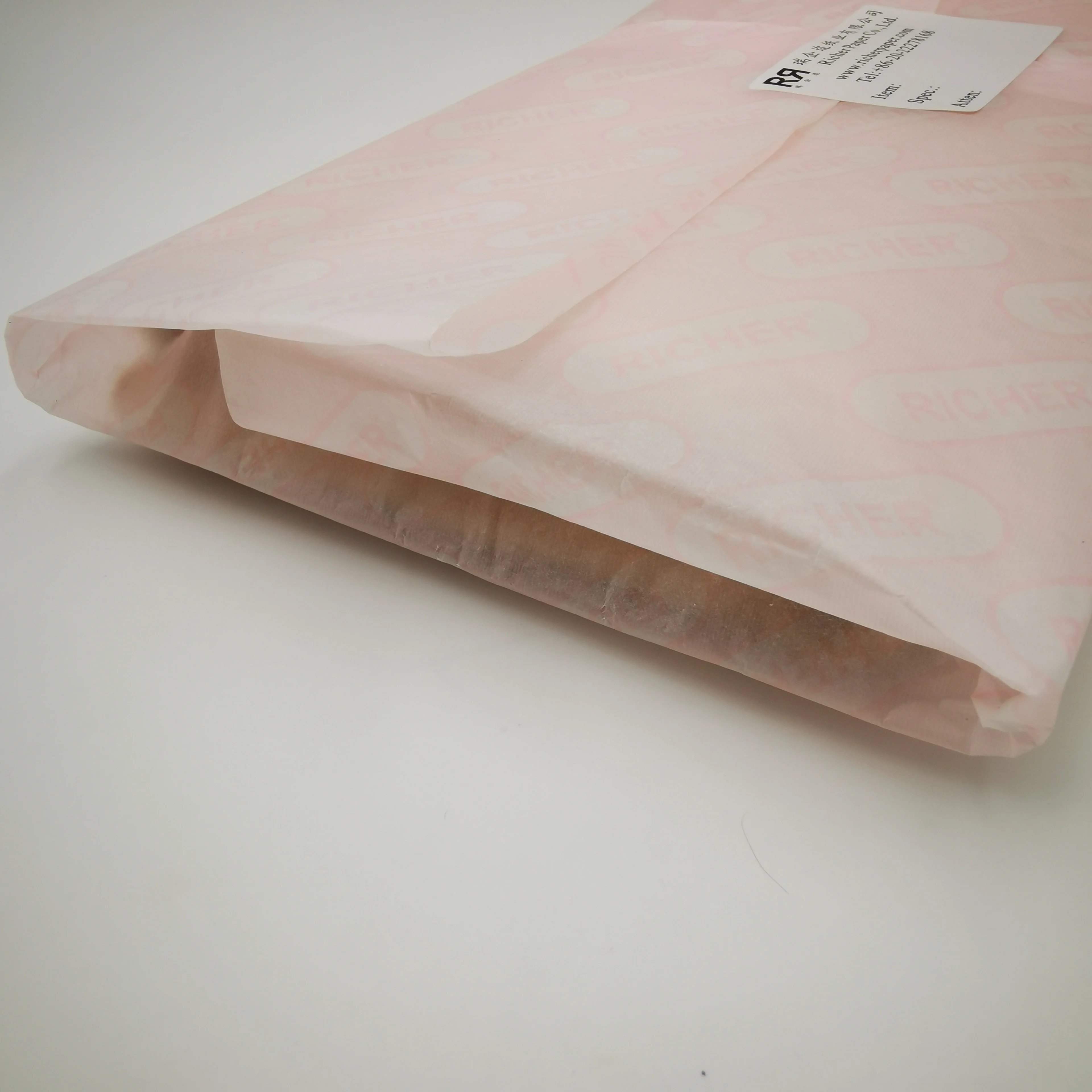 бумага для упаковки одежды. калька с логотипом. тонкая бумага для упаковки. коробки для упаковки одежды. упаковка вещей в бумагу.