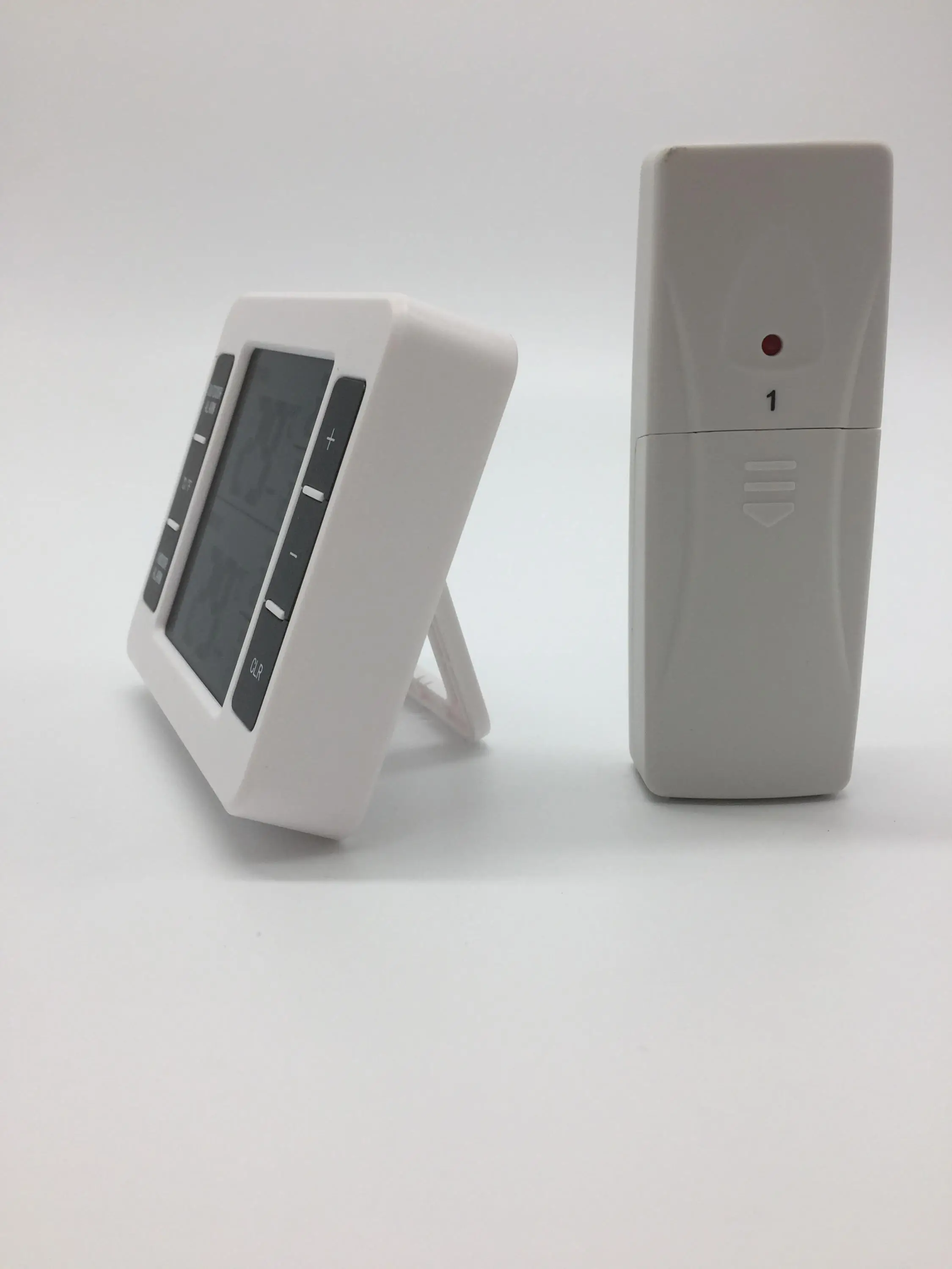 Wireless Indoor Outdoor Thermometer Remote wireless sensor transmits data from 300 feet
