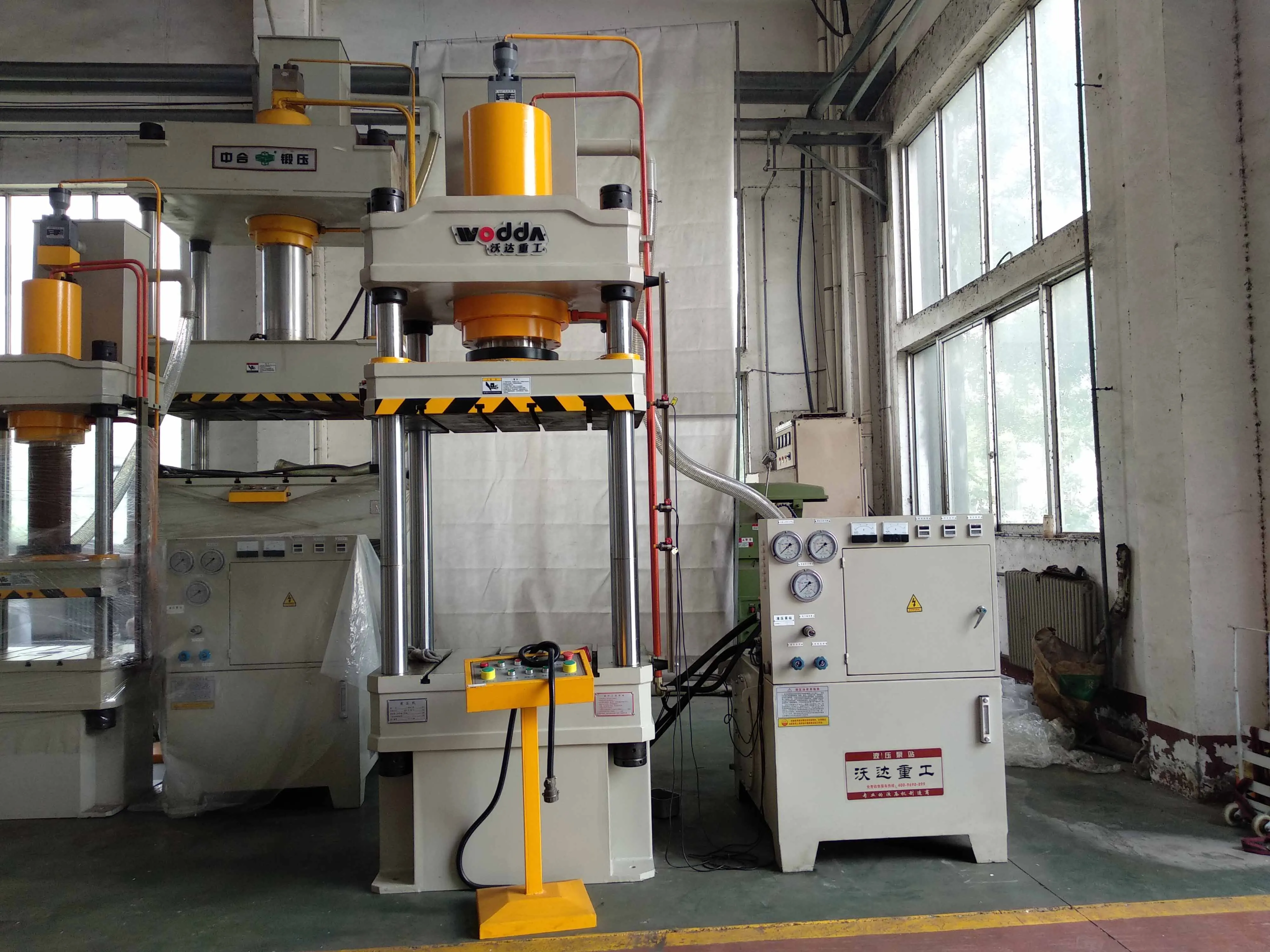 100 tons hydraulic press.jpg