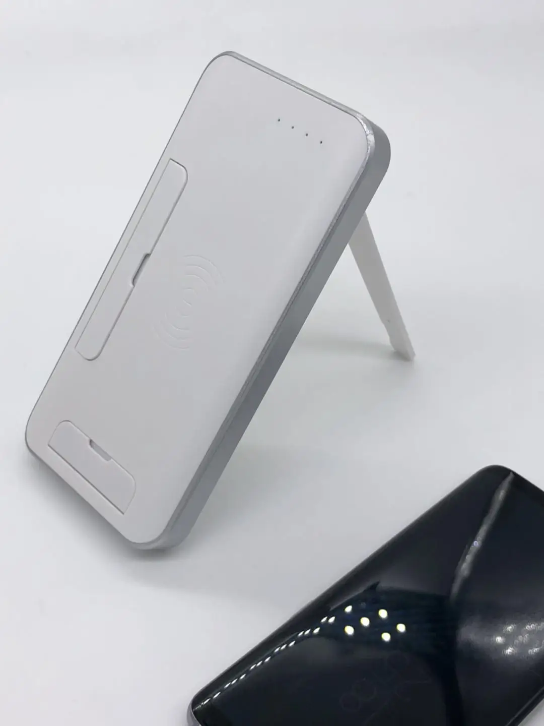 工厂供应 18650 qi 无线充电器无线移动电源 10000 mah 移动电源无线