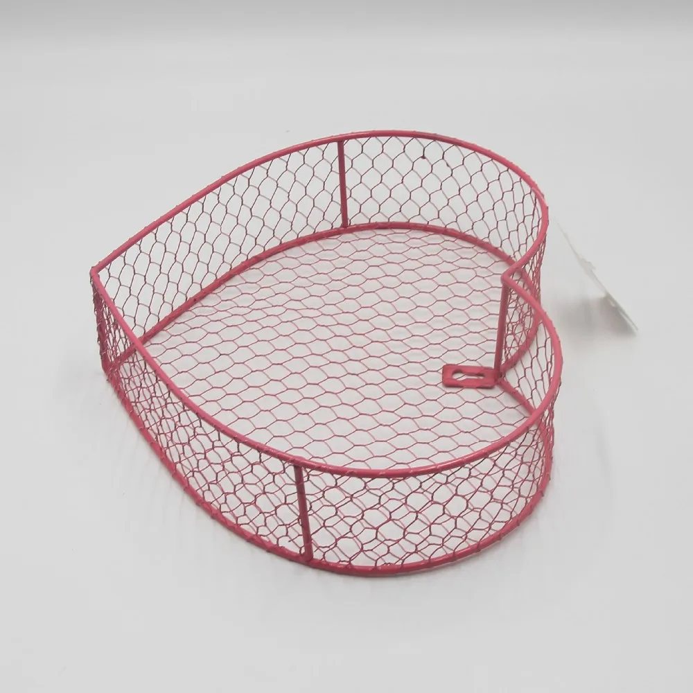 Heart shaped metal mesh pink pencil holder Stock Photo - Alamy