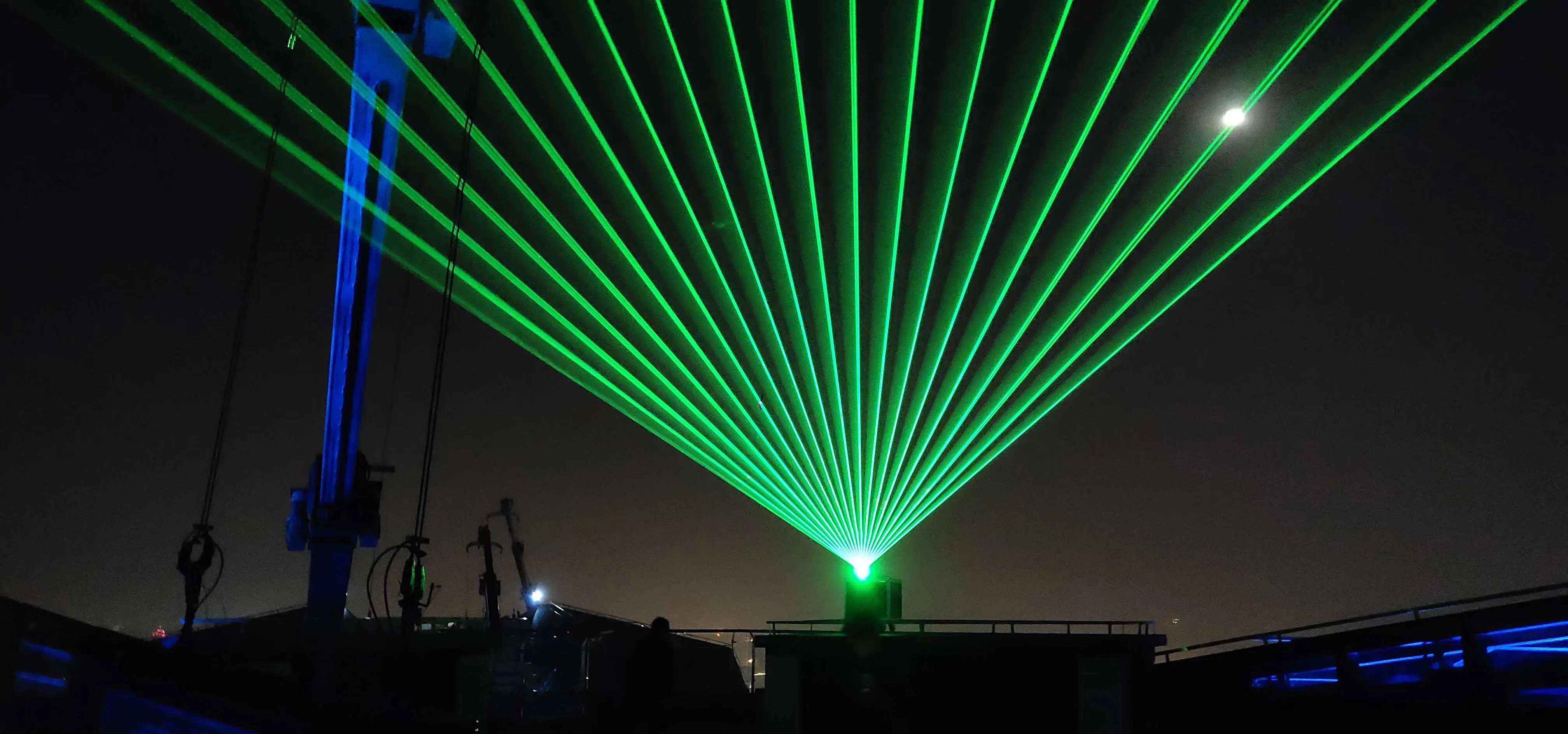 使用大型高功率 100 w rgb 户外激光灯