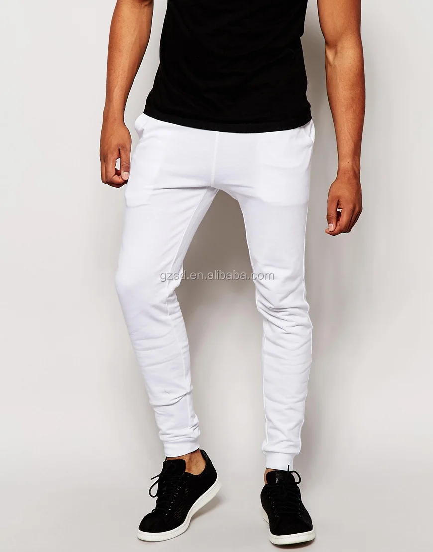 Белые брюки черная футболка