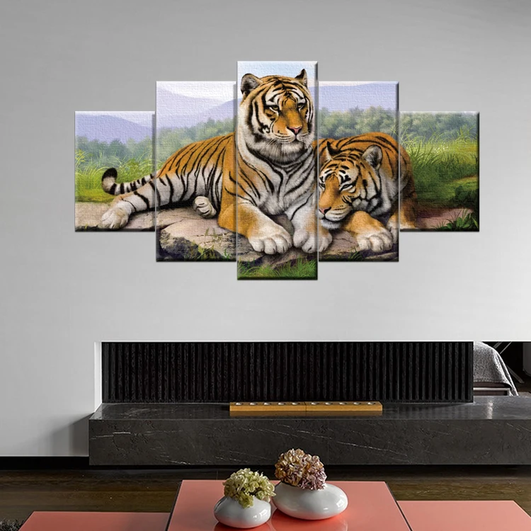 Tranh trang trí hai con hổ đang chờ đón bạn với sự hoàn hảo và quyến rũ của chúng. Với đường nét tinh tế và màu sắc truyền cảm mạnh mẽ, bộ tranh này sẽ là điểm nhấn độc đáo cho bất cứ không gian nào của bạn. Hãy thưởng thức ngay!