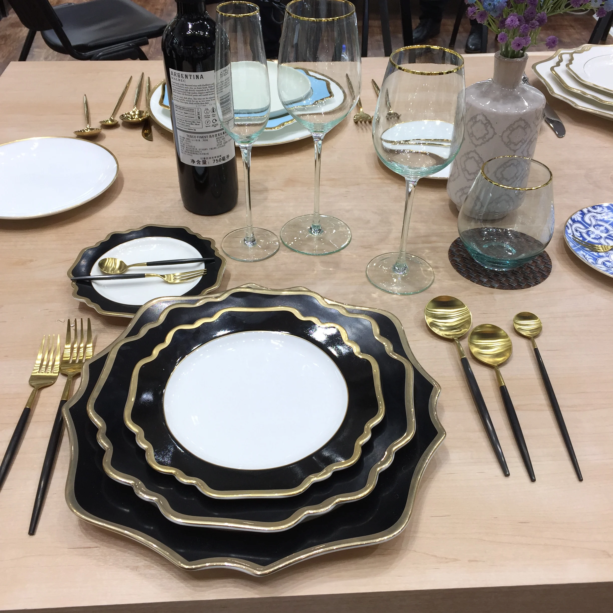 Royal bone china dinnerware sets,luxury design dinnerware bulk buy from china