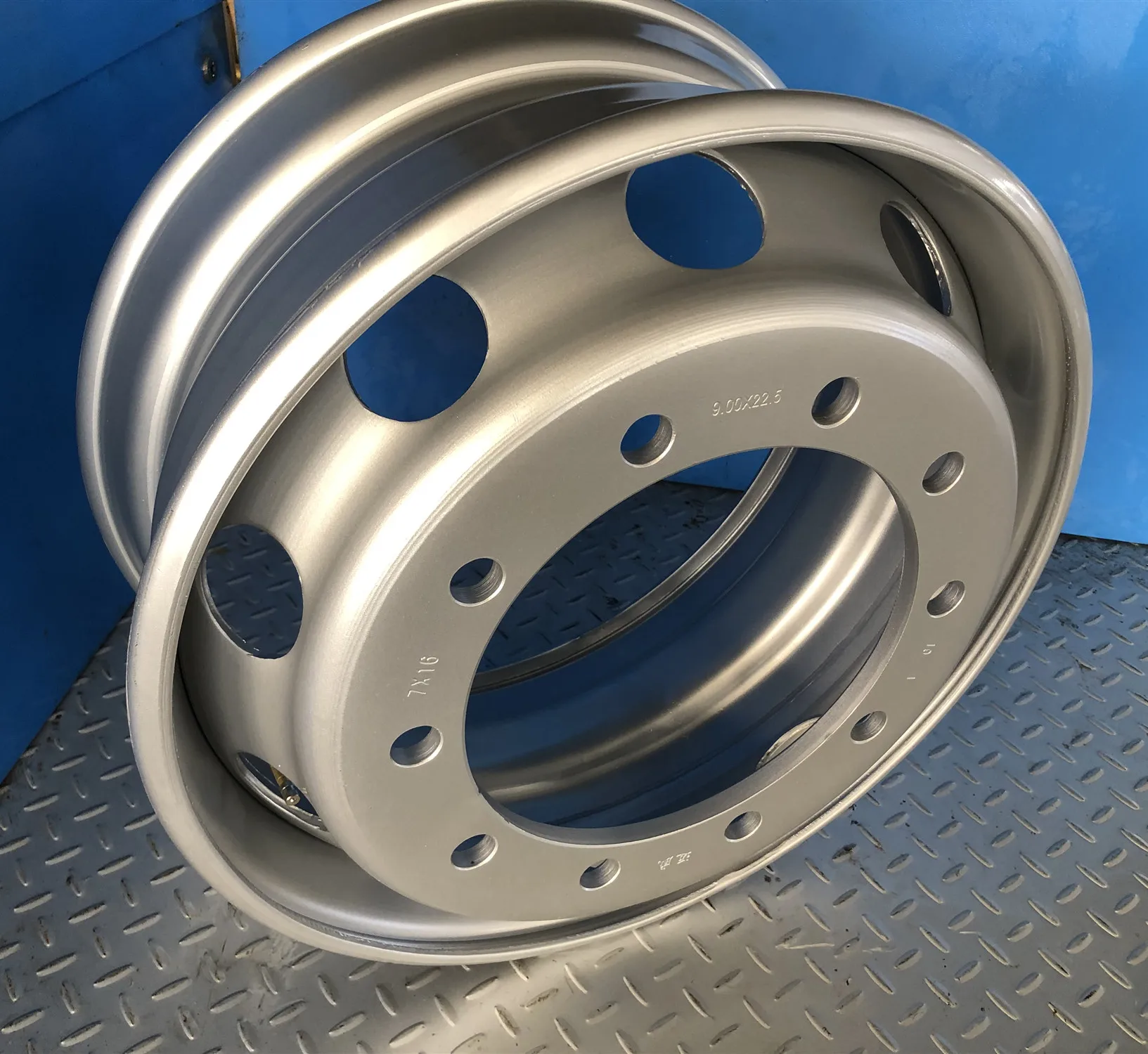 Диск грузовой r 22. Диск грузовой r 22. 0x22. 5 10*335 et175 d281 применяемость. 00*22.