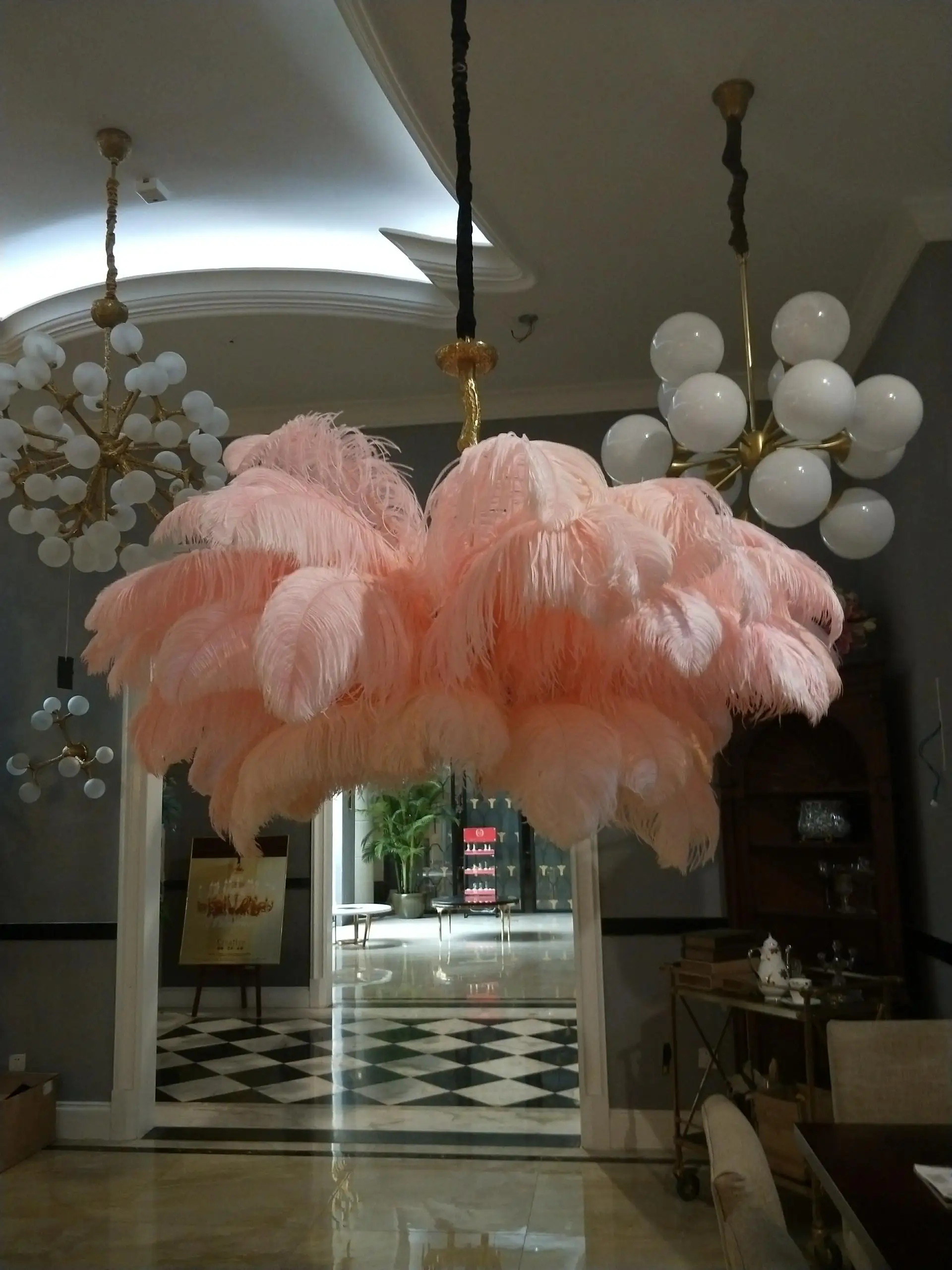 Люстра из страусиных перьев Extra large Feather Chandelier Grand Tour