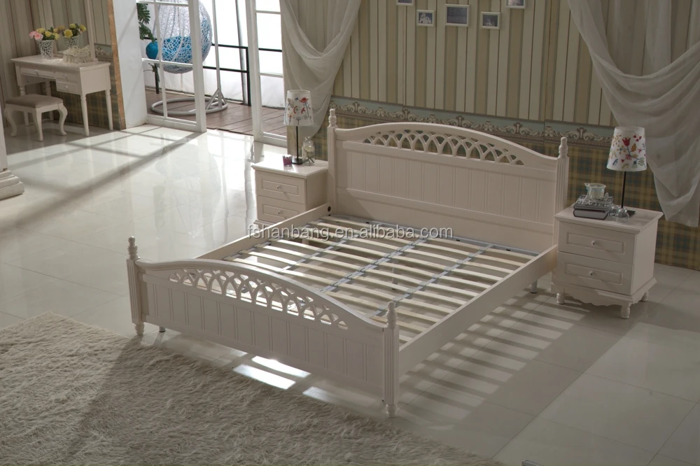 Двуспальная кровать белая из дерева