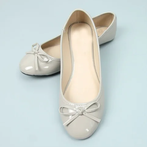 beige dress shoe.png